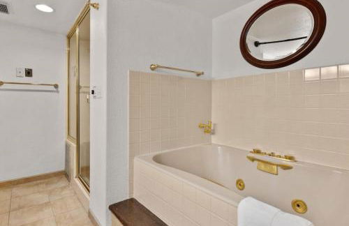 City Center Oasis Prime Location with Views - Foto 26