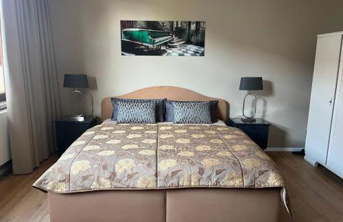 FeWo mit 3 SZ, direkte Innenstadtlage, Südterrasse, Parkplatz auf dem eigenem Privatgrundstück, 2x E-Bike und E-Autoladesäule inklusive, Konzertkirche, Schauspielhaus, FH, Jahnsportforum sowie der Tollensesee sind fußläufig in ein paar Minuten erreichbar - Foto 21