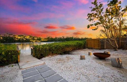 Blue Lagoon Hideaway 3BR Coastal Chic Retreat - Photo 77