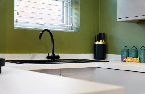 Convenient 2BR Stay on Gladstone Street Near Transport - Photo 37