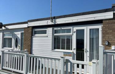 288, Two bed Chalet on Belle Aire Holiday Park - With private veranda, sleeps 5, pet friendly, free Wi-Fi, bed linen and towels included and onsite entertainment available - Foto 1