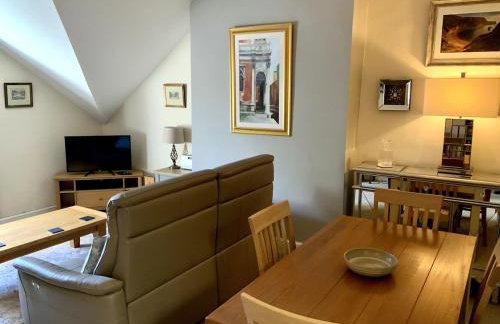 Large 2 bedroom town centre flat with free parking - Foto 25