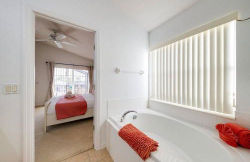 630- 3 Bedroom South facing Home with Pool Drenched in Florida Sunshine Perfect for Families - Foto 18