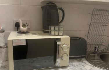 Double bed Quinton ,Studio Fast WiFi,Netflix, No deposit Required - Foto 31