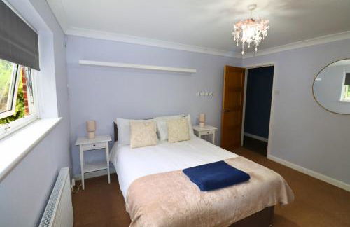 Spacious 5-Bedroom Home with Large Garden in Egham - Foto 4