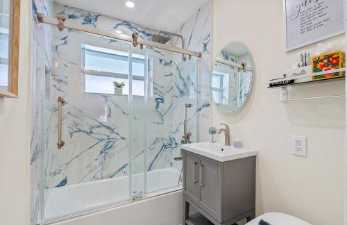 Chic 4BR Htd Pool, 5 min to beach, PAC-MAN, Games - Foto 39