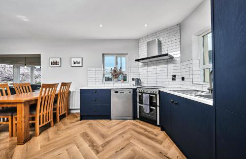 Exclusive Offers l Last-Minute Stay l Sleeps Up to 6 l Conveniently located near town Centre l restaurants l and local attractions l It offers easy access to the stunning Causeway Coast l Coleraine Hideout l WeStayBelfast - Foto 1