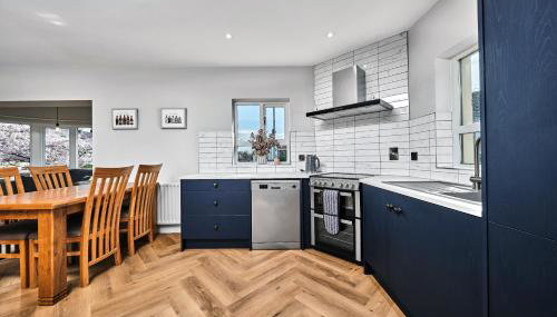 Exclusive Offers l Last-Minute Stay l Sleeps Up to 6 l Conveniently located near town Centre l restaurants l and local attractions l It offers easy access to the stunning Causeway Coast l Coleraine Hideout l WeStayBelfast - Foto 1