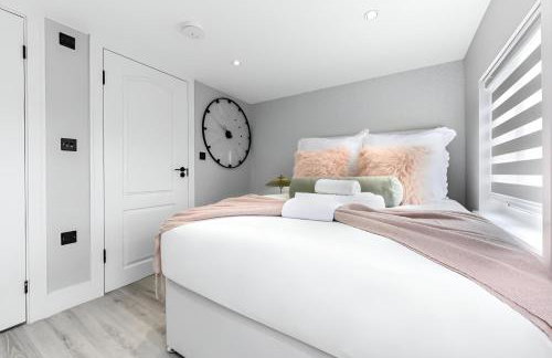 The Ultimate Hangout 4BR Modern House with Garden - Photo 14