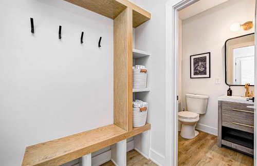 Stylish Getaway with Hot Tub-Near Downtown Indy-Family Friendly - Foto 40