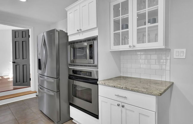 Chamblee Retreat 3BR Home w Spacious Porch - Foto 23