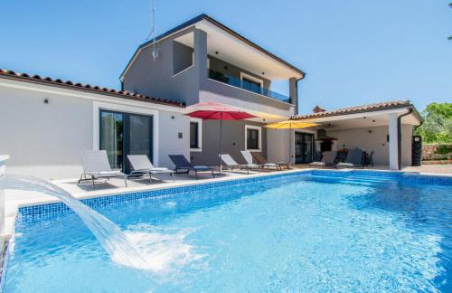 Villa Vala with a large yard near Pula - by Istrabook - Foto 3