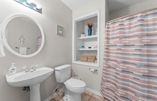 Lakefront Retreat with Deck, Movie Room and Yard - Foto 43