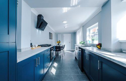 Spacious 4 Bed in Birmingham by 53 Degrees Property, Ideal for Business or Families, Games Room! - Foto 3