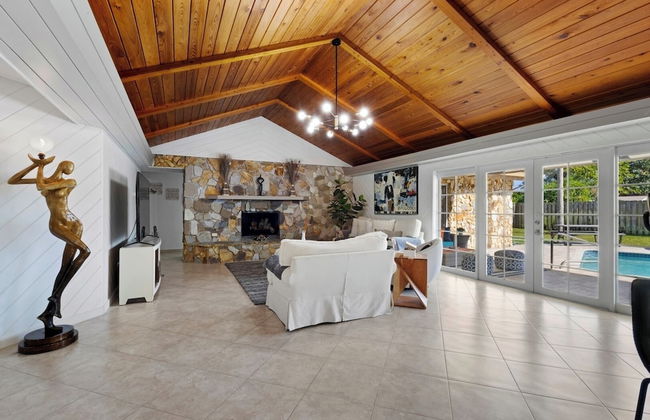 Family-friendly 5BR Home w/ Heated Pool & Parking - Foto 31