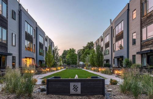 Modern Townhome Near Downtown walk to CWS! - Foto 16