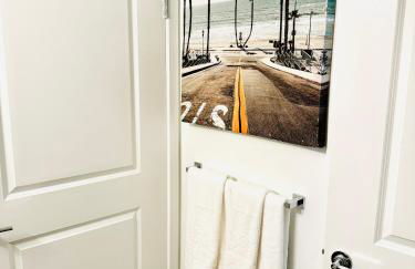 Hollywood Penthouse with Balcony & Pool View - Photo 61