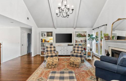 Updated and Spacious Home with Huge Yard Office and Decks - Foto 22