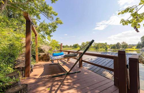 Relaxing Lakefront Retreat w/ Hot Tub & Dock - Foto 54