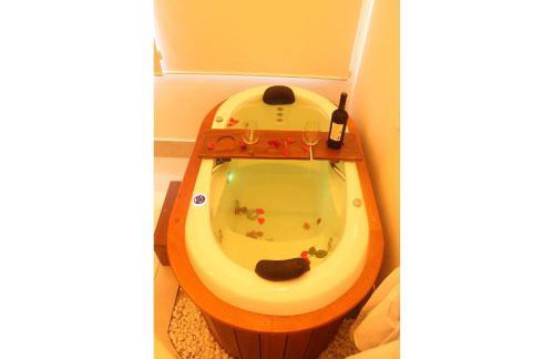 Casa d'Aroeira Residencial Boutique - Centro de Juqueí - Perto de Tudo - 2 quadras do Mar - Serviço de Praia - Roupa de Cama 600 fios algodão Egípcio - Tudo Novo - Estacionamento Interno - Cozinha - Consulte unidades com Ofurô Hidro e Cromoterapia - Foto 59