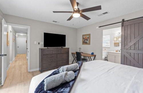 DFW Retreat - Pool, Spa & Minutes to Dallas & Fort Worth - Photo 5