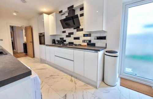 4 bed 2 bath Spacious House with 2 Driveway parking in Ilford London - Foto 9