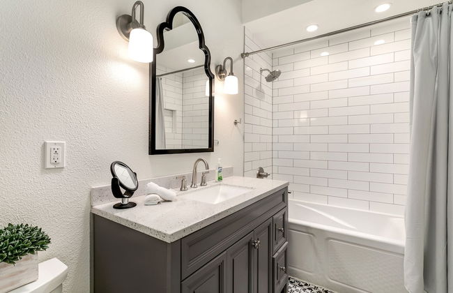 Old Town North Jewel! Near Breweries and River! - Foto 15