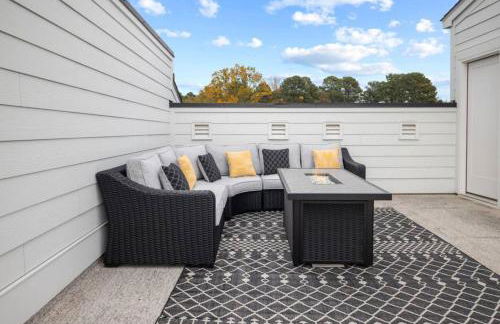 NEW Luxury Condo, Rooftop Terrace, EV Charger! - Foto 57