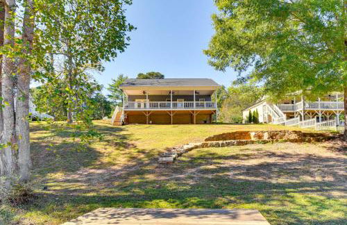 Waterfront Lake Hickory Retreat with Private Dock! - Foto 26