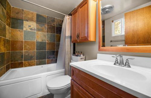 Entire Cabin, Walk to Ski Slopes, Hot Tub, Pet Friendly, Fast WiFi, 2 Parking, 2 Fireplace, Wash & Dryer, Fenced, Fire Pit, BBQ, Hike, Golf, Zoo - Foto 18