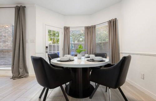 New Luxury Getaway - Two King Beds, Heated Pool, Outdoor Grill & 1Gbps Wifi - Photo 14