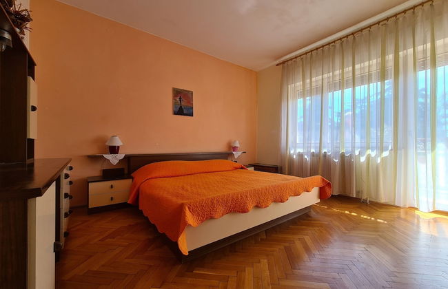 Apartment 930 - Photo 2