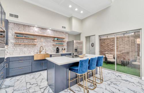 AccessibleGem 3BR Jacuzzi & Air Hockey Sleeps 13 Chinatown - Foto 22