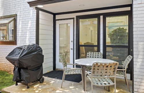 Arlington Entertainment District Home Green & White Door - Foto 73