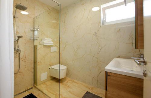 Modern 2-Bed Apt, Late check in available - Photo 21