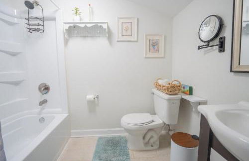 6 Min to North Hills - Private deck - In Unit Washer and Dryer - Foto 21