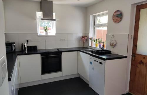 3 Bedrooms, PARKING 3 cars, GARDEN, Wi-fi, CONTRACTOR STAY, close to the Beach, Shops, Hospital, Airport - Foto 9