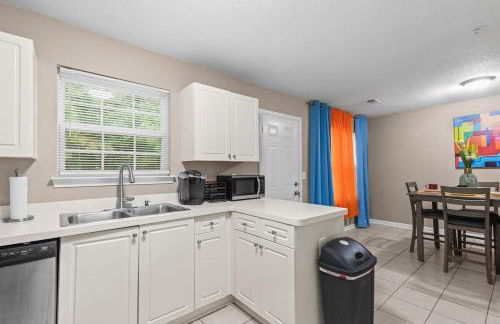 Spectacular Quiet Townhome with Modern Comfort - Foto 21