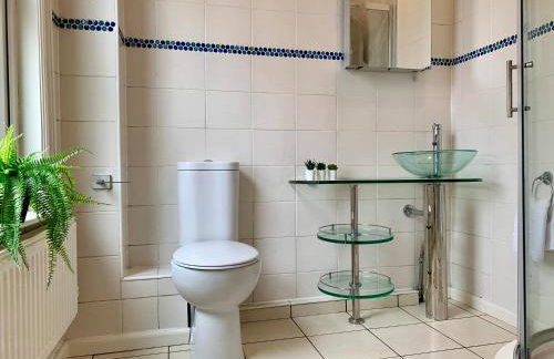 6BR Home with Parking Near Wolverhampton - Foto 22