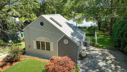 Cozy Waterfront Cottage - Sleeps 4 - Photo 2