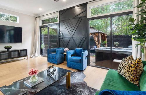 Black House - Downtown Elegance with HotTub and King Beds - Photo 10