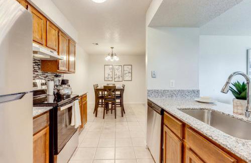 Home with Fenced Yard Near Dtwn Rogers! - Foto 8