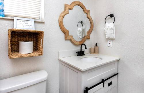 1 Block to Downtown - 7 min to beach - King bed & Free parking - Foto 23