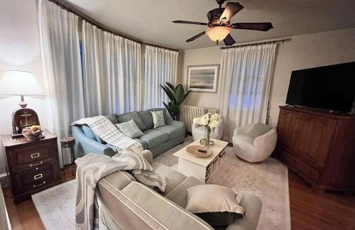 Big New England Family Home; walk to beach, shops - Foto 13