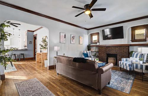 Modern & Cozy 2BR Retreat Near West Blvd - Foto 7