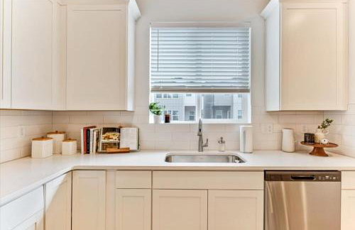 Modern 4BR Home Rooftop Patio Mountain Views - Foto 16