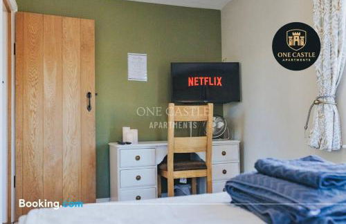 Exclusive Deals l Last-Minute Specials l Free Parking I Short term Booking l Garden I Sleeps Up to 6 l 3 Bed & 2 Bath I One Castle Apartments Short-lets and Serviced Accommodation - Photo 9