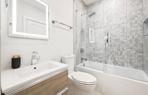 Sleeps 12 Downtown Entire home with rooftop - Foto 26