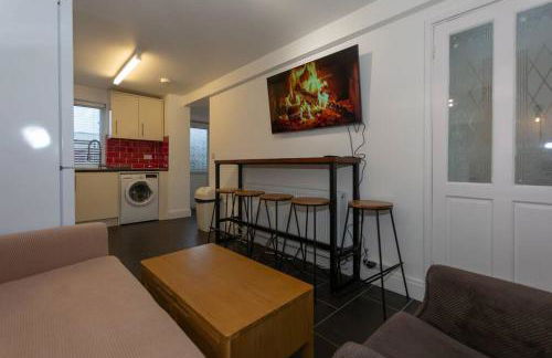 BrumStay UK® 5-Bed House Ideal for Long-Term Stays - Foto 1