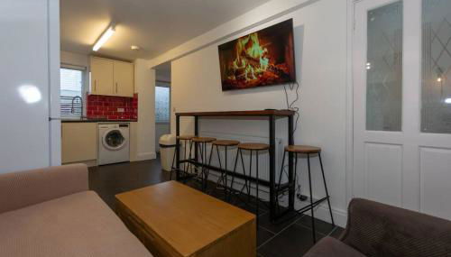 BrumStay UK® 5-Bed House Ideal for Long-Term Stays - Foto 1